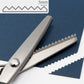 ✂️🧵 Forbici a bordo zig-zag in acciaio inossidabile – Impugnatura ergonomica, anti-sfilacciamento, taglia tessuto, carta e cuoio con una finitura pulita, il coltellino svizzero dei lavori creativi 🌸🎨