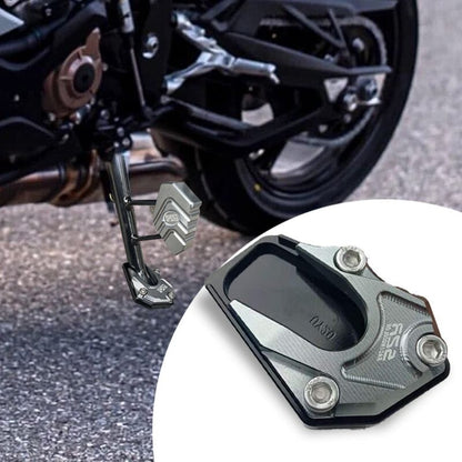 🏍️ 50% DI SCONTO ORA ! 🔧 Piastra di Espansione per Cavalletto Laterale Moto – Aumenta la Stabilità, Sicura e Facile da Installare ⚡