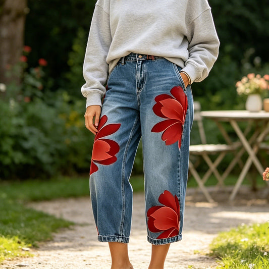 Jeans da donna a gamba larga con stampa floreale artistica.